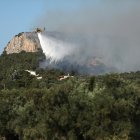 Un avión de extinción de incendios opera para contener un incendio forestal cerca del suburbio de Pikermi, al este de Atenas, Grecia, el 3 de julio de 2025.