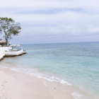 A solo 45 minutos en lancha están las Islas del Rosario, famosas por su agua cristalina e imponente arena blanca.