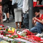 Hinchas de Liverpool acudieron a Anfield para homenajear a Diogo Jota.