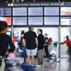 Los pasajeros permanecen dentro del aeropuerto Roissy-Charles de Gaulle durante una huelga de controladores aéreos franceses, el 3 de julio de 2025.