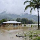 Una de las viviendas de la localidad está parcialmente cubierta por el agua. Se observa las sembríos totalmente inundados.