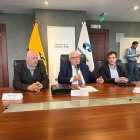 Autoridades del Ministerio de Energía y Minas, en rueda de prensa.