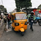 Militares y agentes de tránsito realizaron controles a conductores de tricimotos en el suburbio de Guayaquil, este jueves 3 de julio.