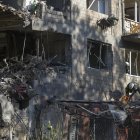 Rescatistas ucranianos trabajan en el lugar de un ataque ruso con drones, un edificio residencial de cinco pisos en Kiev, el 4 de julio de 2025.