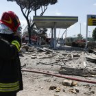 Los bomberos de la Brigada Nacional de Bomberos de Italia trabajan en el lugar de la explosión en Roma, Italia, el 4 de julio de 2025.