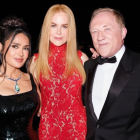 El empresario François Henri Pinault junto a su esposa, Salma Hayek, y Nicole Kidman (centro) durante la décima edición anual de los Premios Mujeres en Movimiento de Kering.