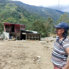 Cuatro cruces se levantan en el terreno donde estaba la casa de la familia Paredes, antes del deslave.