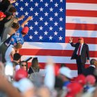 El presidente de Estados Unidos, Donald Trump, saluda en el recinto ferial estatal de Iowa en Iowa, EE. UU., el 3 de julio de 2025.