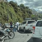 Los dos autos chocaron de frente, cuando circulaban por la av. De los Conquistadores, una vía que conecta a Guápulo con el valle.