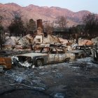 Una vista de vehículos y casas que se quemaron en el incendio de Eaton el 31 de enero de 2025 en Altadena, California.