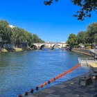 Las plataformas de madera y las boyas naranjas que conforman la nueva zona de baño en el río Sena en Bras Marie frente la Isla Saint-Louis