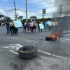 Habitantes de la parroquia Chongón protestaron en el kilómetro 24 de la vía a la costa, la mañana de este viernes 4 de julio.