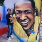 El artista plástico Robert Santos es el autor del mural en el que Willian Pacho quedará inmortalizado en su natal Quinindé. Será el punto de festejos si hoy gana.