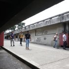 Insalubridad. En la avenida 25 de Julio, los bajos del puente son usados como letrina.