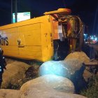 Se registró un choque entre un bus escolar y una camioneta en Cayambe, producto del impacto cuatro personas resultaron heridas.