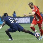 Willian Pacho en la marca a Harry Kane (d)