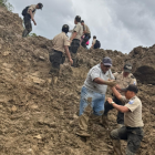 Policías rescatan a un ciudadano en una zona de riesgo.