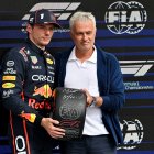 Max Verstappen (i) recibió el premio por la clasificación del técnico José Mourinho.