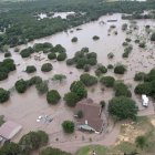 Fotografía cedida por la Guardia Costera de los Estados Unidos que muestra una inundación este sábado, en el área de Kerrville, Texas (EE.UU.).