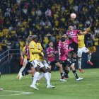 En el primer tiempo ambos clubes se presentaron parejos.