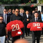 Los jugadores del Liverpool Virgil van Dijk (c) y Andrew Robertson (d) llevan ofrendas florales en el funeral del jugador de fútbol portugués Diogo Jota y su hermano Andre Silva.