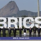 De izquierda a derecha el ministro de Relaciones Exteriores de Rusia Sergey Lavrov, el príncipe herdero de Abu Dhabi Khalid bin Mohamed bin Zayed al Nahyan, el presidente de Indonesia, Prabowo Subianto, el presidente de Sudáfrica, Cyril Ramaphosa, el presidente de Brasil, Luiz Inácio Lula da Silva, el primer ministro de la India, Narendra Modi, el primer ministro de China, Li Qiang, el primer ministro de Etiopía, Abiy Ahmed, el primer ministro de Egipto, Mostafa Madbouly y el ministro de Asuntos Exteriores de Irán, Abbas Araghchi, posan durante la apertura de la cumbre de los BRICS este domingo en Río de Janeiro (Brasil).