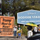 Fotografía de archivo del 20 de junio de 2025 de personas protestando contra las políticas migratorias con una pancarta que dice "Trump debe irse ahora".