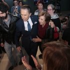 Alfonso Espinosa de los Monteros a la salida de su último noticiero, luego de 56 años en Ecuavisa, en mayo de 2023.