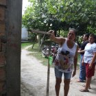 Familias que residen junto en las zonas donde están ampliando los carriles de las vías de acceso al Quinto Puente están preocupados porque sus casas han sido marcadas para la construcción.