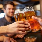 Referencial. Desde julio, los bares en California deben ofrecer tapas para bebidas si el cliente lo solicita, como medida contra el drugging.