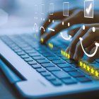 El FRA 100 % electrónico busca reforzar controles y prevenir delitos financieros; aplica a quienes porten más de USD 10 000 o bienes valiosos.