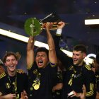 Jesus Gallardo (C) levanta el trofeo de campeón tras vencer a Estados Unidos 2-1.