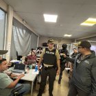 El ministro del Interior, John Reimberg, durante el allanamiento de la Policía a la Agencia de Tránsito de Durán, este lunes 7 de julio.