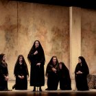 La obra narra la historia de una familia de mujeres que entra en crisis por el arribo de una propuesta matrimonial para la menor de las hermanas.