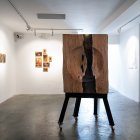 La muestra reúne obras de varios artistas, entre ellos de Ricardo Nugra Madero.