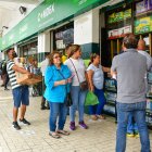 Personas comprando la medicina en las distribuidoras del centro de Guayaquil, donde les cobran acosto de mayorista aunque compren por unidad.
