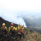 Por segundo año, un incendio forestal afecta al cerro Sincholagua en Quito.