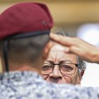 El presidente Gustavo Petro condecora a un soldado en el Palacio Presidencial de Nariño en Bogotá.