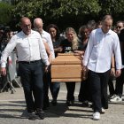 Amigos y familiares de Diogo Joto durante su funeral el sábado 5 de julio.