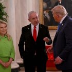 Donald Trump (d), se reúne con Benjamín Netanyahu (c), y su esposa Sara Netanyahu (i) este 8 de julio de 2025, en la Casa Blanca, Washington (EEUU).