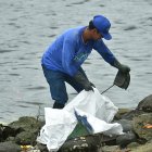 La empresa Visolit se encarga de limpiar el estero Salado en Guayaquil.