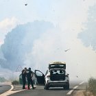 Agentes de policía cierran la carretera cuando se desató un incendio forestal en el sur de Francia, el 7 de julio de 2025.
