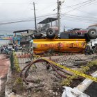 Un tanquero que transportaba combustible se volcó en la avenida Nicolás Lapentti, en Durán, a la bajada del Puente de la Unidad Nacional, este martes 8 de julio.