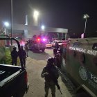 Convoy de seguridad, que vigila el penal del Altiplano, donde se encuentra Ovidio Guzmán, hijo del "Chapo", en el Estado de México (México).