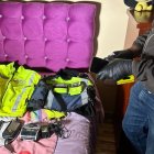 Durante los allanamientos se incautaron dinero en efectivo, teléfonos móviles, computadoras, uniformes, matrículas y licencias de conducir.