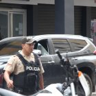 Personal de la Policía Nacional acudió hasta la escena del crimen, en las calles Aguirre y Escobedo, en el centro de Guayaquil.