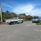 Desplazarse en camionetas es la opción que tiene en la zona rural de Ambato.