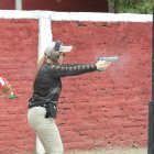 María Victoria Zabala durante uno de los recorridos de las pistas del Club Guayas de Tiro, se del Ecuador Open.