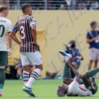 EAST RUTHERFORD (Estados Unidos), 08/07/2025.- Moisés Caicedo (D) del Chelsea se sujeta el pie izquierdo tras caer ante Thiago Silva (C) del Fluminense mientras Cole Palmer (I) del Chelsea mira durante el partido de la Copa Mundial de Clubes de la FIFA 2025 entre el Fluminense FC y el Chelsea FC en East Rutherford, Nueva Jersey, EE. UU., el 08 de julio de 2025.