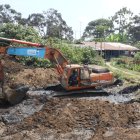 Obra. Moradores ven cómo avanzan los trabajos, pero no han sido notificados si sus terrenos y casas serán expropiados.